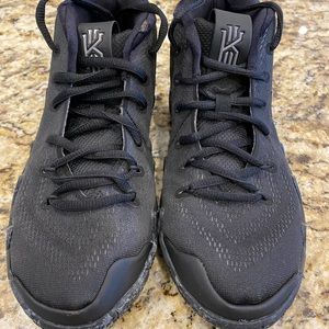 Boys basketball shoes